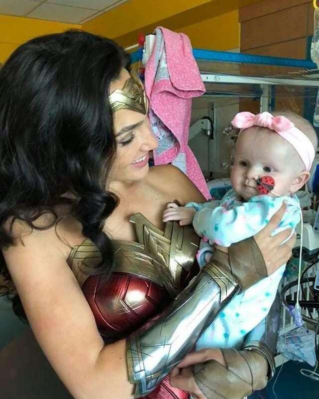 Gal Gadot visits children's hospital dressed as Wonder Woman. - Gal Gadot, Wonder Woman, DC, Children, , Hospital, Longpost, Dc comics