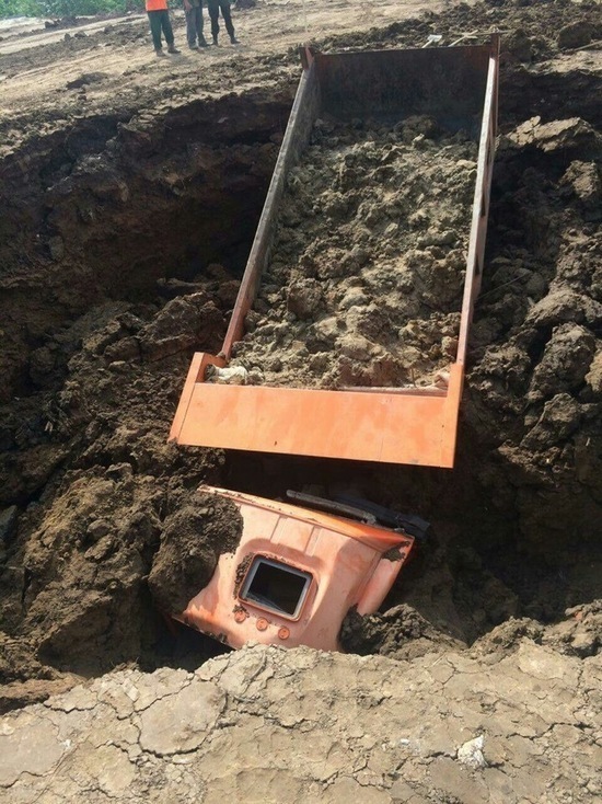 In Cheboksary, KamAZ fell into the tunnel of an old bomb shelter, the driver died - Cheboksary, Kamaz, Incident, State of emergency, Text, Longpost, Irresponsibility, Safety engineering