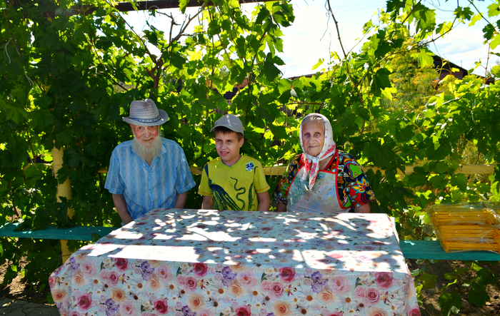 Lipovans from Romania. Grandmother, grandfather and grandson, the village of Rechnoye, Astrakhan region. (2017) - My, Astrakhan Region, Lipovane, Old men, The photo