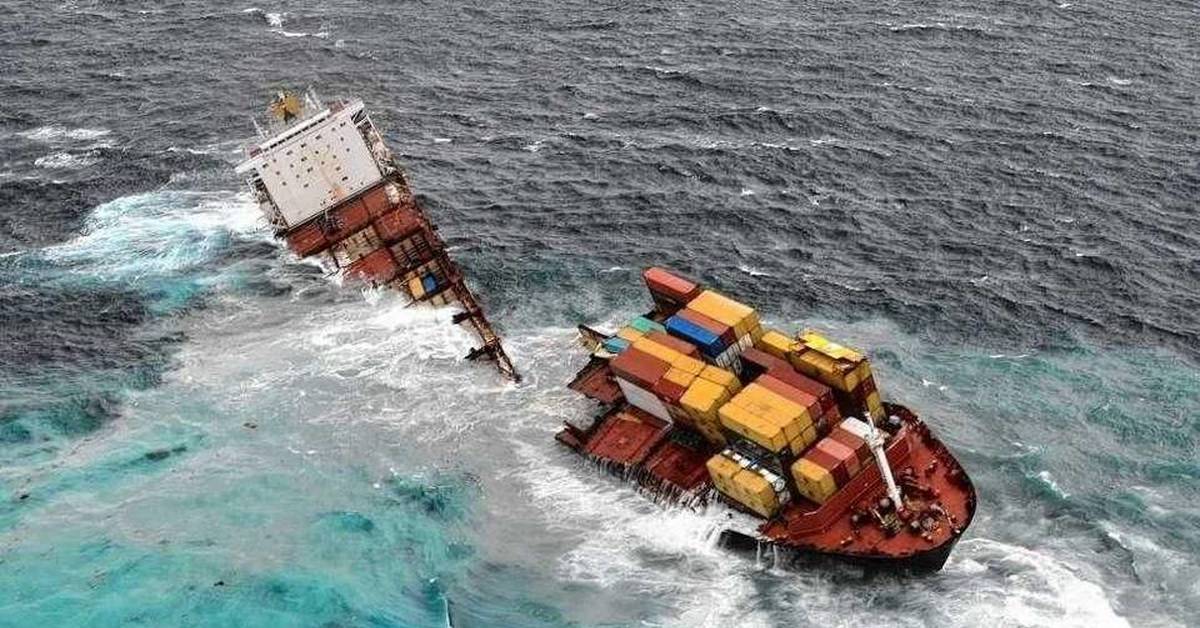 Ship crash. Корабль Rena Monrovia. Судно-контейнеровоз Rena. Либерийское судно-контейнеровоз Rena. Контейнеровоз Rena Monrovia.