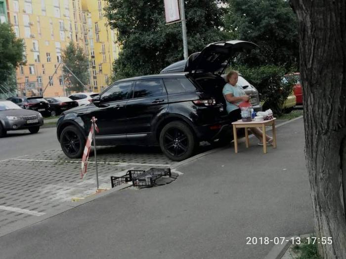 Бабушка торгует сливами прямо с борта своего Range Rover Evoque, на территории ЖК "Комфорт Таун" г. Киев.