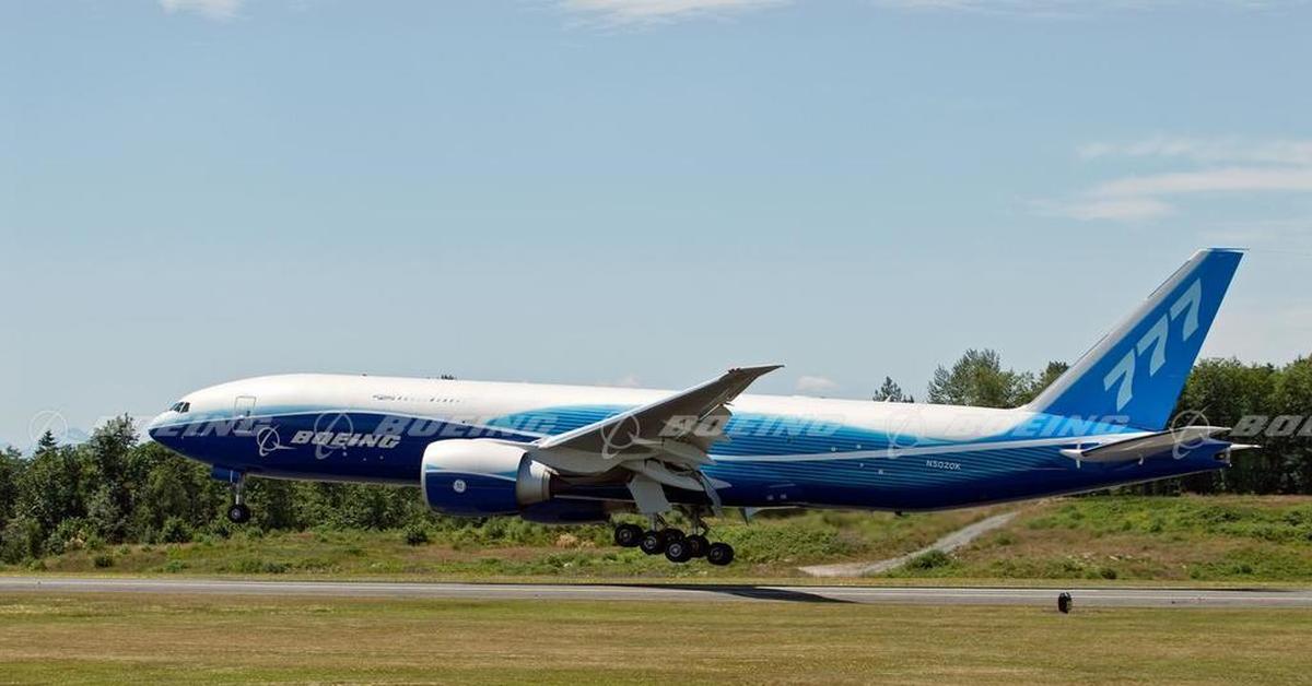 Самолеты боинги отзывы. Боинг 777 Cargo. Boeing 777 Freighter. Боинг 777 грузовой. Боинг 777 карго.