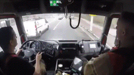 Видео из кабины пожарной машины, спешащей на вызов, можно сравнить с игрой в GTA.