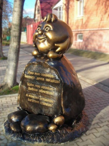 Monument to the fabulous bakery traveler Kolobok in the city of Ulyanovsk. - Gingerbread man, Ulyanovsk, Sculpture, Monument