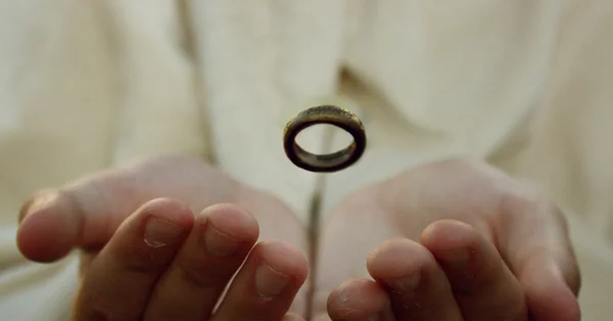 Кольцами там и тут. Обручальное кольцо Стивена Кинга. Кольцо на ладони. Кольцо на ладони мужчины. Обручальные кольца на ладошке.