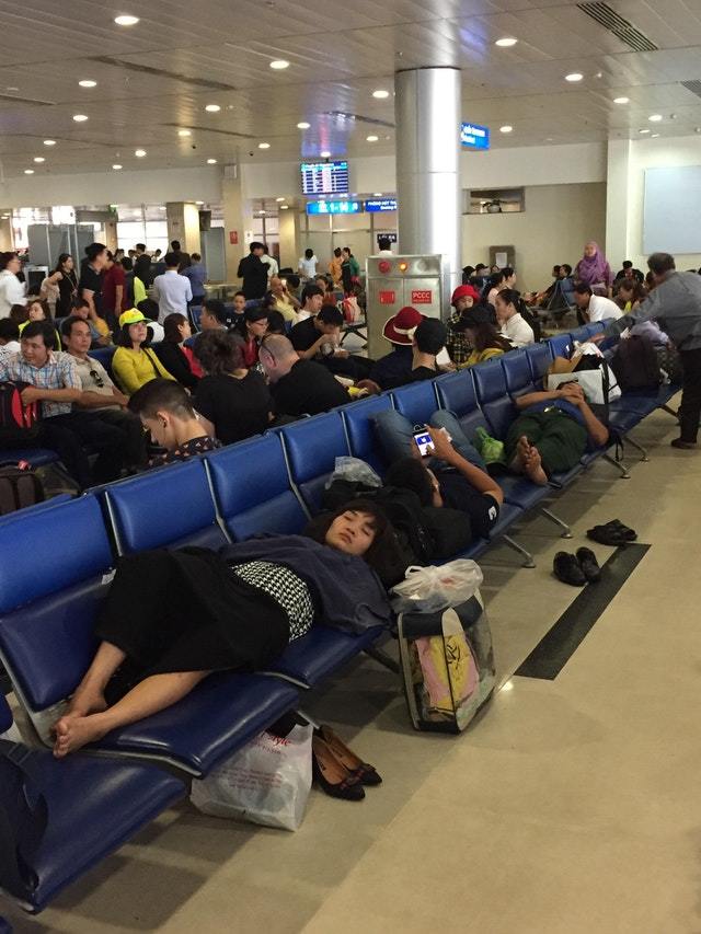 3 people, 12 seats, 0 respect for other people - The photo, People, Vietnam, The airport, Contempt, Reddit, Impudence