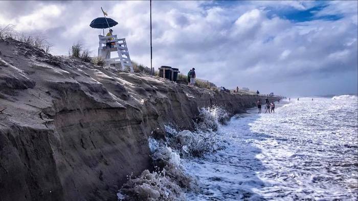 Three-meter erosion appeared out of nowhere on the beach - Ocean, Shore, Erosion, Mystery, Video, Longpost