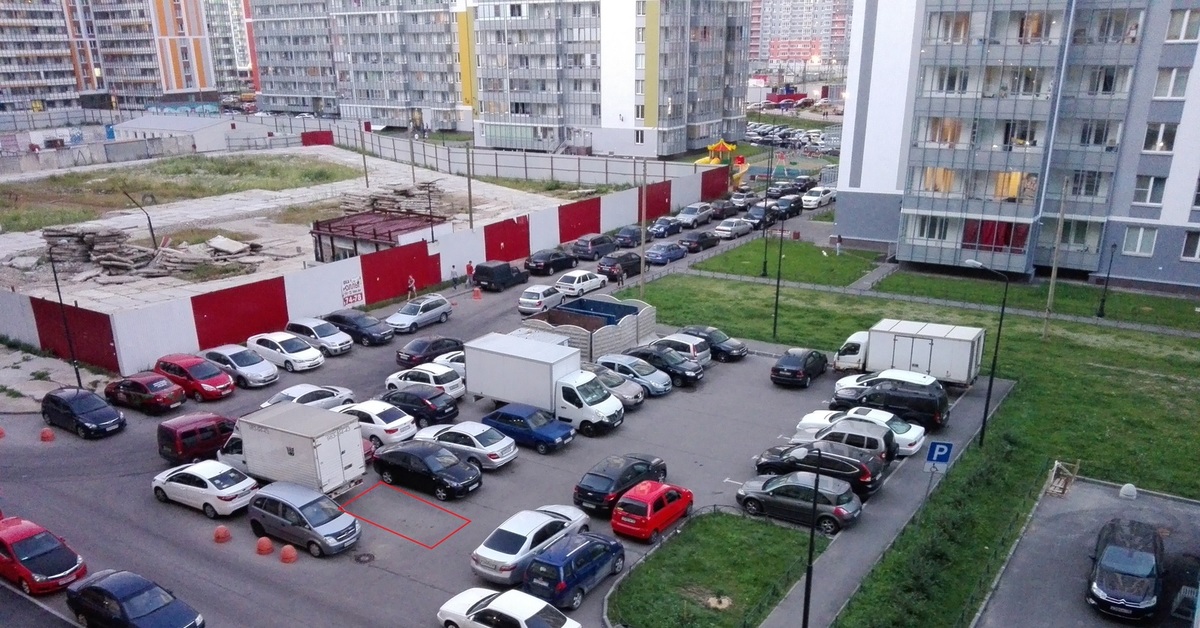 Стоянки около. Парковка во дворе. Стоянки во дворах жилых домов. Автостоянка во дворе. Придомовая парковка.