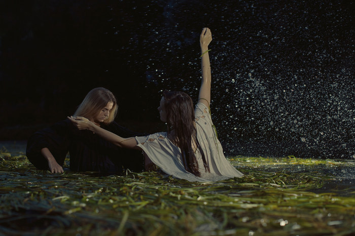 "Угнетённые течением. Ответ" Портрет, вода, девушки, длиннопост