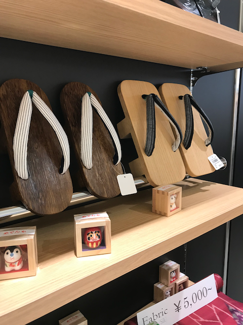 They say comfortable, high-quality rare wood ... Can I buy it for my wife? - My, Geta, Japan, Shoes, Traditions