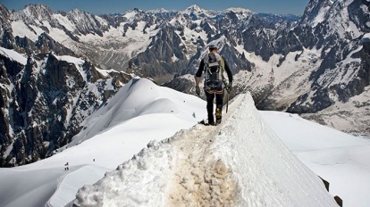 With difficulty climbing to the very top of the Alps, the tourist found Russians there with champagne - Mountaineering, Russians, Mont Blanc, Champagne