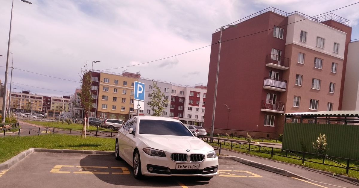 Владелец автостоянки. БМВ на парковке. BMW m5 на парковке. BMW 5 парковка. BMW на паркинге.