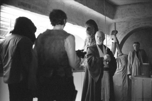 Behind the scenes of Star Wars IV. Shooting a scene in the Mos Eisley cantina. - Star Wars IV: A New Hope, George Lucas, Movies, Longpost