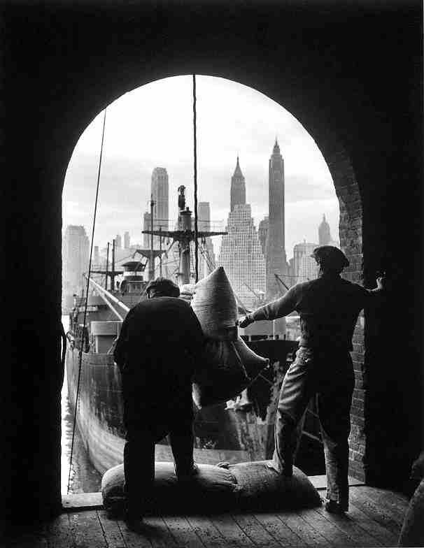 Разгрузка кофе в Нью-Йоркских доках на фоне Манхэттена, США, 1949 год.