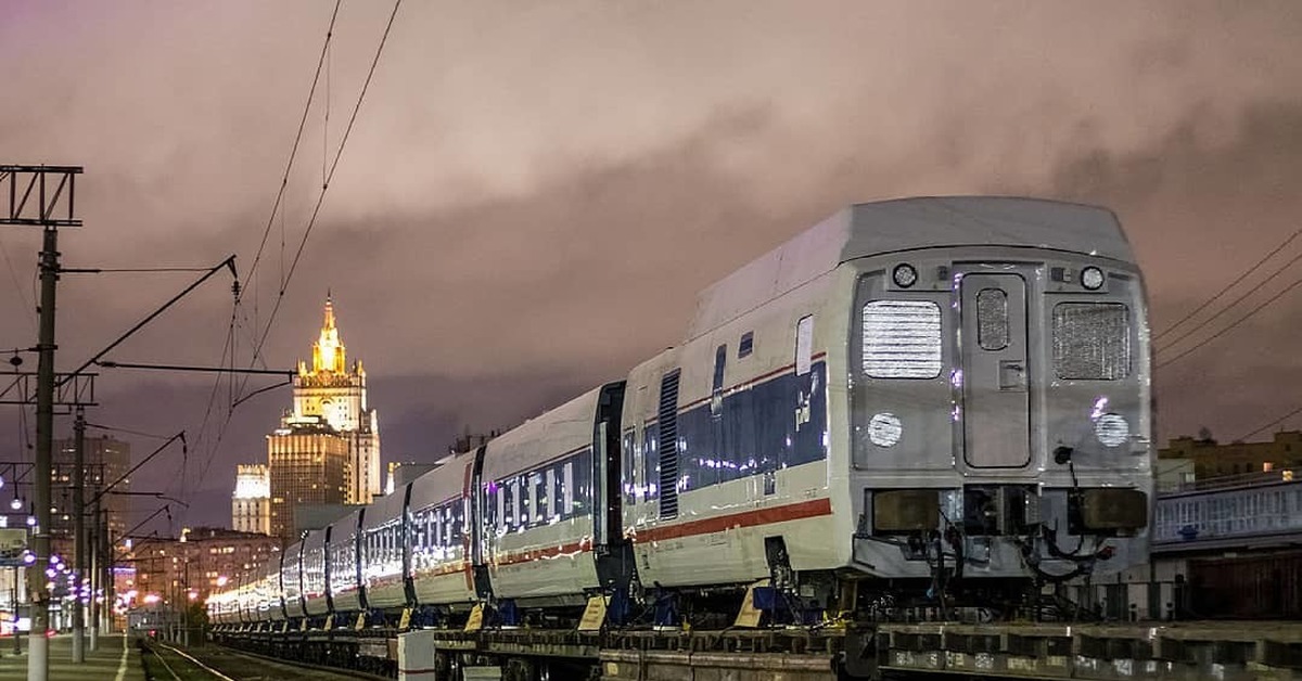 Москва вокзал поезда. Talgo 250 Стриж. Поезд Стриж Киевский вокзал. Talgo 250 в России. Стриж на Киевском вокзале.