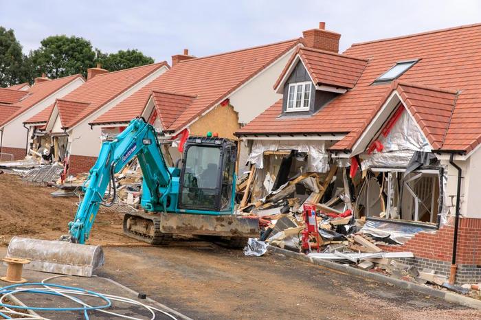 Enraged excavator worker, who was not paid, demolished five private houses - Destruction, Salary, Excavator, London, news, Longpost