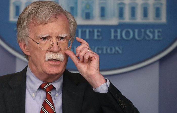 Болтон сообщил об угрозе вмешательства в выборы США со стороны Китая, Ирана и КНДР.