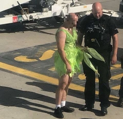 Drunk passenger dressed as a Tinker Bell fairy was removed from a Ryan Air flight after threatening to cut everyone on board - Fairy Tinker Bell, Пьянство, Airplane