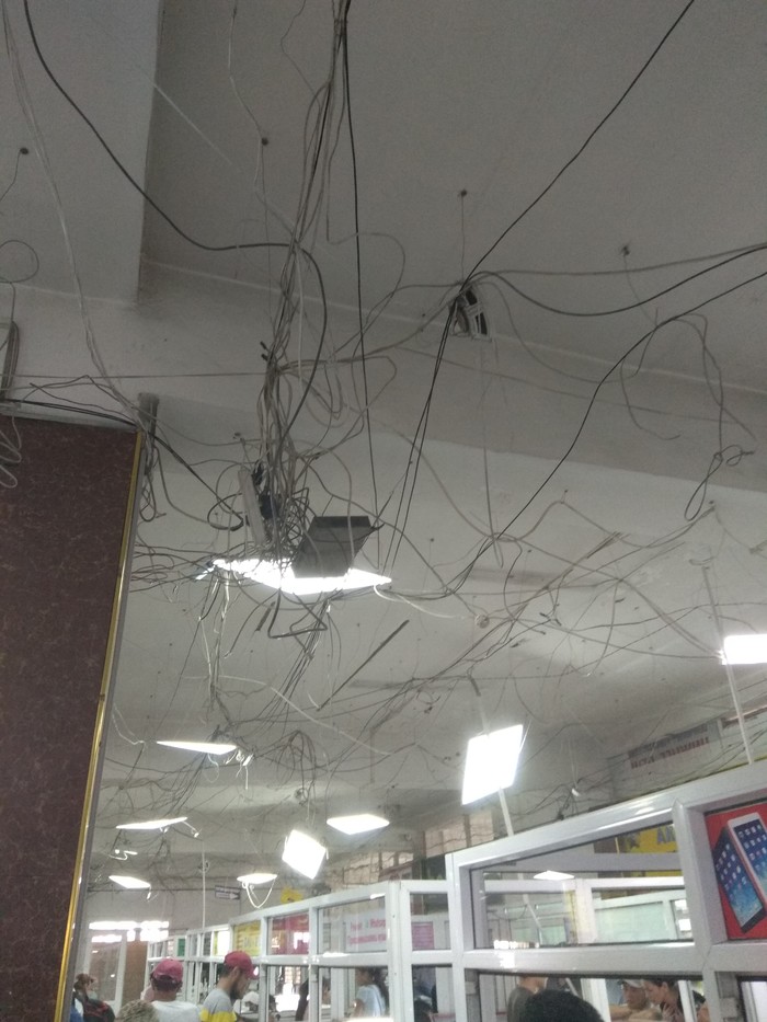 Потолок в одном из торговых центров Бишкека Торговый центр, Электричество