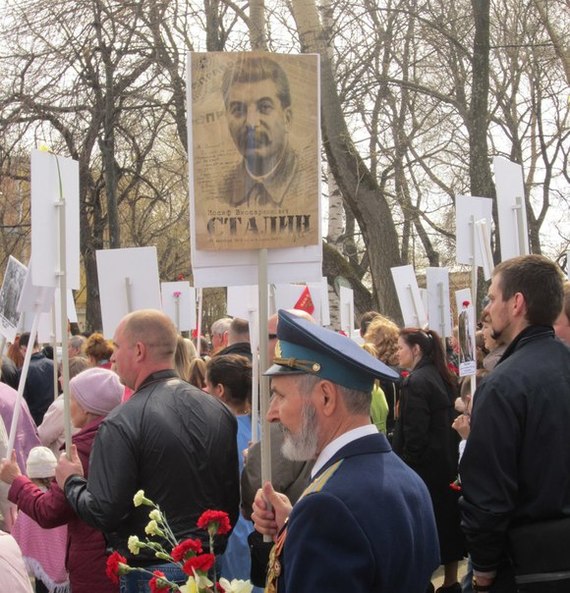 Бессмертный полк с портретом сталина