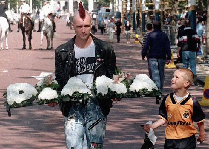Punk carries a wreath to mourn the death of Princess Diana. - Story, Chronicle, The photo, Retro, Punk rock, Subcultures, Wreath, Princess Diana