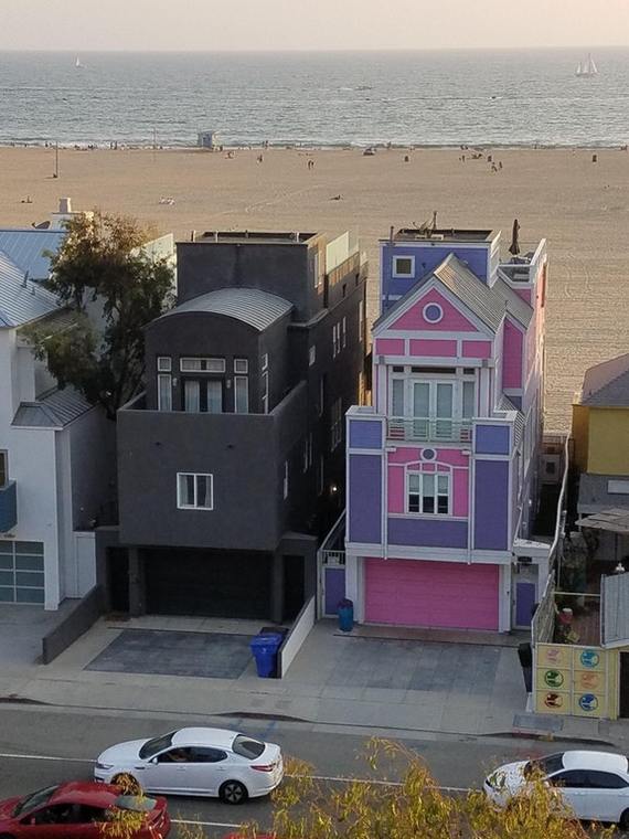 We are so different, but still we are together! - The photo, House, Design, Beach, Neighbours, Reddit