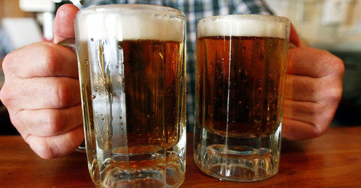 Beer video. Пиво в России. Пиво в пластиковом стакане. Пиво с перевёрнутым мужчиной. Пивная Кружка 620 мл.