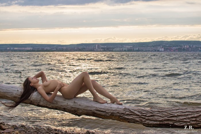 On the banks of the Volga - NSFW, Strawberry, The photo, Beautiful girl, River, Volga, Log, Boobs, Booty, Volga river