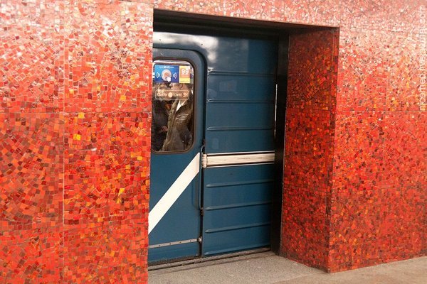 Зачем в Ленинградском метро строили станции с дверьми на платформе? метро