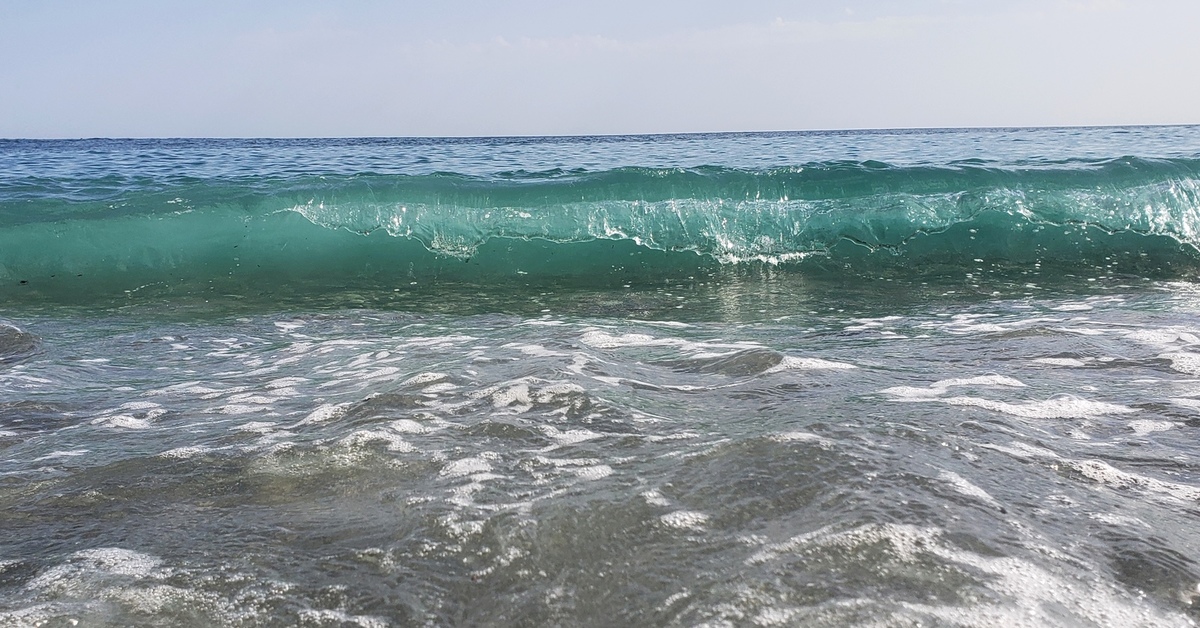 Вода в море в пицунде сегодня. Черное море Пицунда. Пицунда море. Шторм на море Пицунда. Black Sea Пицунда.