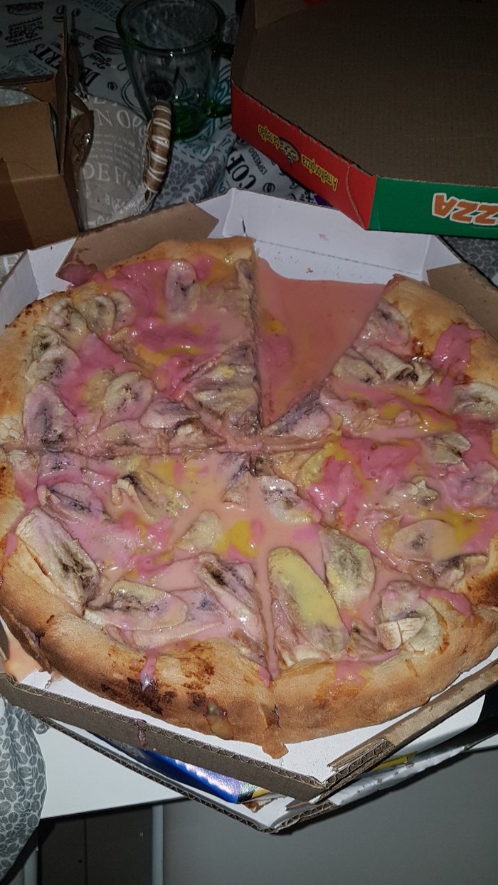 This is definitely the weirdest pizza I've ever seen. - The photo, Food, Pizza, Yummy, Horror, Gum, Banana, Reddit