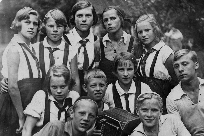 в каком году началась десталинизация. 1537217704178797636. в каком году началась десталинизация фото. в каком году началась десталинизация-1537217704178797636. картинка в каком году началась десталинизация. картинка 1537217704178797636. Десталинизация – процесс разоблачения культа личности Сталина, который был предпринят Хрущевым на 20 съезде ЦК КПСС в феврале 1956 года. Данный вопрос является важным и малоизученным современной историей. Дело в том, что современные учебники уделяют мало внимания этому вопросу, в то время, как он очень важен, в том числе и для понимания тех процессов, которые происходили в СССР после смерти Сталина и в первые годы правления Хрущева.