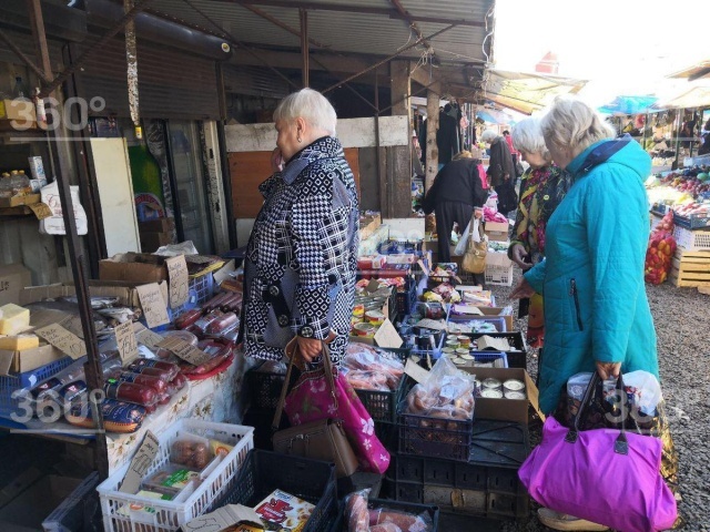 Pensioners in Krasnoyarsk line up for expired products - Retirees, Delay, Market, Pension, A life, Survival, Longpost