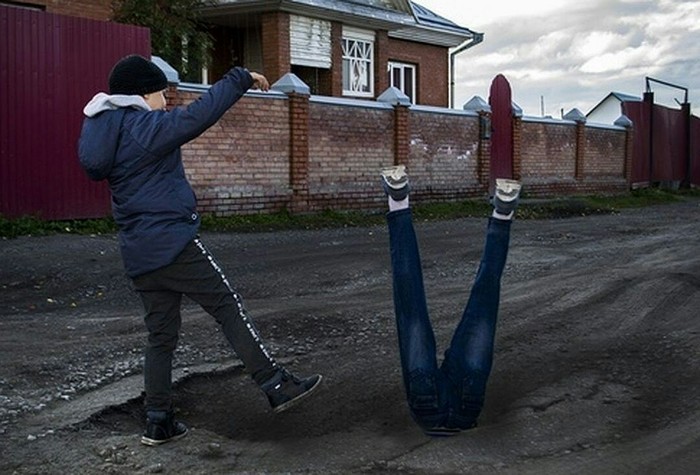 Schoolchildren from the Novosibirsk region erected a monument to bad roads in their native village - Bad roads, Pupils, Power