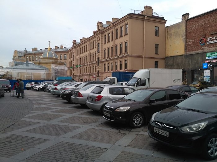 Хаотичной автомобильной парковке на Сенной площади Петербурга – БЫТЬ! 