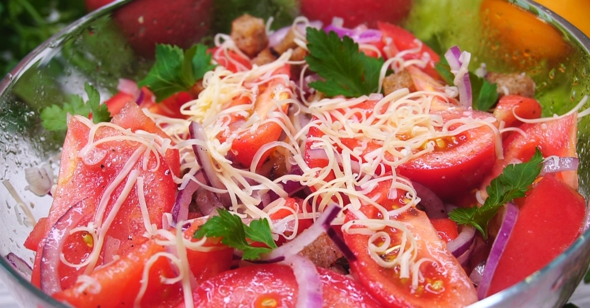 Салат без помидоров рецепт простой. Салат с помидорами. Помидорный салат. Салат с салатом и помидорами. Лёгкий салат из помидоров.
