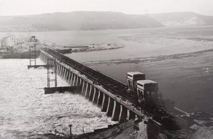 The spillway dam of the hydroelectric power station during the flood passage period. - Story, the USSR, Hydroelectric power station, Tolyatti