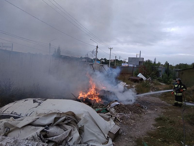 Not for politics, should the ROC clean up the garbage behind its fence? - ROC, Garbage, Cleaning, Fire, Longpost