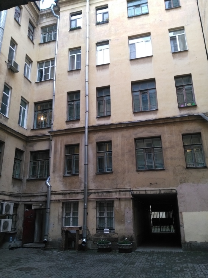 Petersburg courtyard. - My, Saint Petersburg, Yards of St. Petersburg, , Pot, , Longpost, Courtyard, 