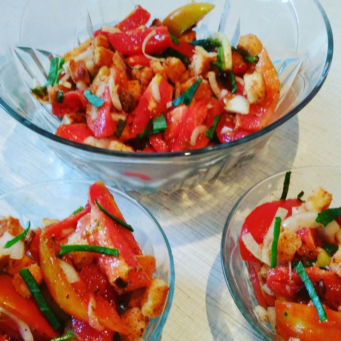 Салат с помидорами ,белыми сухариками и мятой