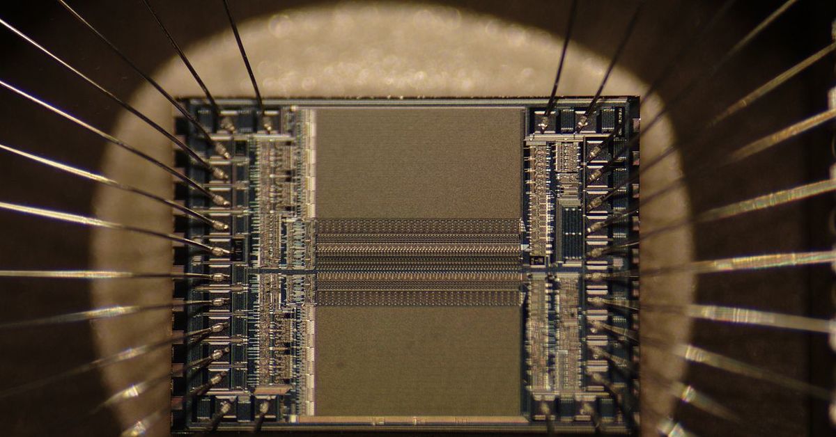 Первая интегральная схема. Что внутри микросхемы. Микросхема под микроскопом. Монолитные микросхемы. Что внутри микросхемы.