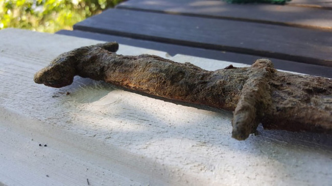 An eight-year-old girl found a 1,500-year-old sword in a Swedish lake. - Find, Sword, Antiquity, Sweden