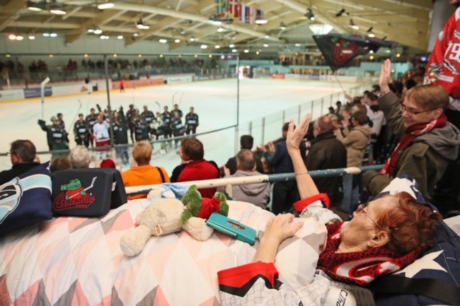 In Germany, a terminally ill fan was brought to the match of the hockey team to fulfill her dream - Kindness, Hockey, Fans, Fulfillment of desires