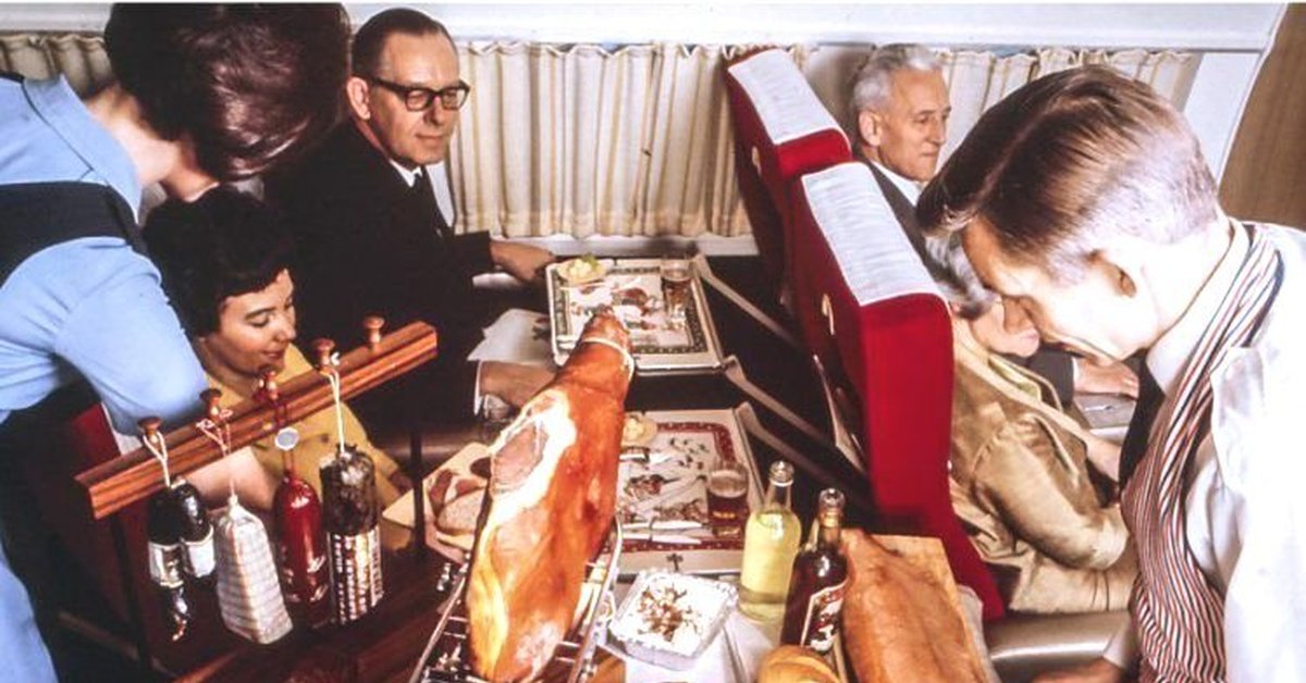 Шампанское в самолете можно. Питание в самолетах СССР. Еда в самолете СССР. Еда в самолетах 50х. Еда в самолете 1960.
