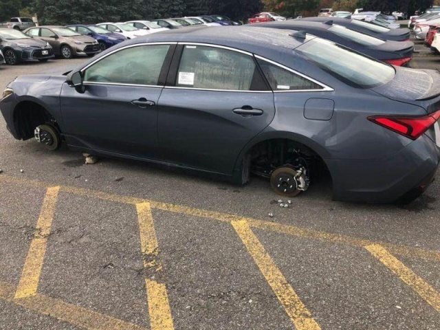 The thieves removed the wheels in the parking lot of the dealership - Wheels, Parking, Theft, Longpost