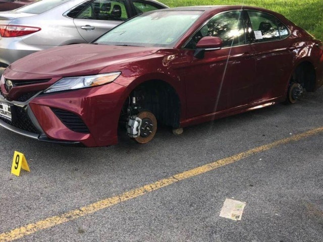 The thieves removed the wheels in the parking lot of the dealership - Wheels, Parking, Theft, Longpost