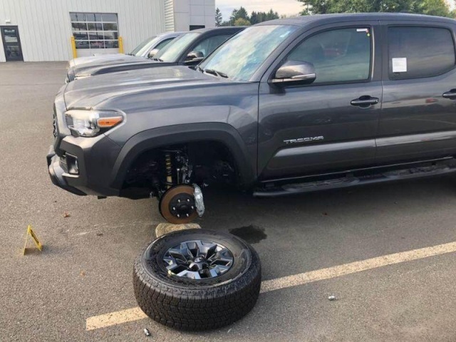 The thieves removed the wheels in the parking lot of the dealership - Wheels, Parking, Theft, Longpost