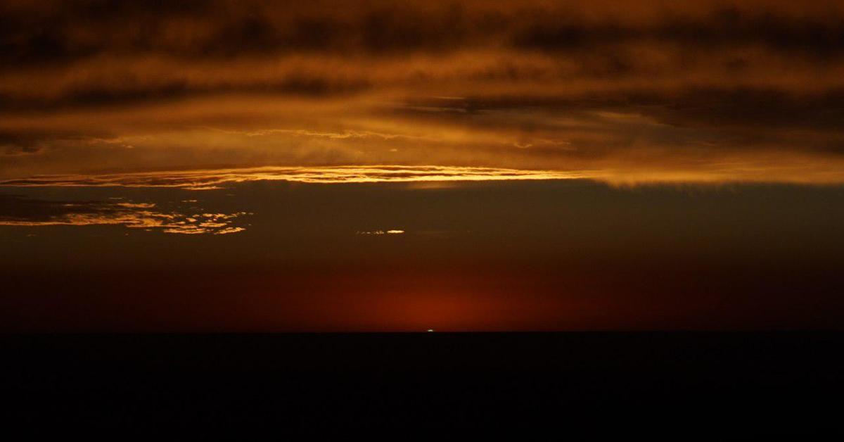 Солнце появилось из за горизонта. Зелёный Луч оптические явления. Зеленый Луч фото. Явление зеленый Луч фото. Зеленый Луч света над горизонтом пираты Карибского моря.