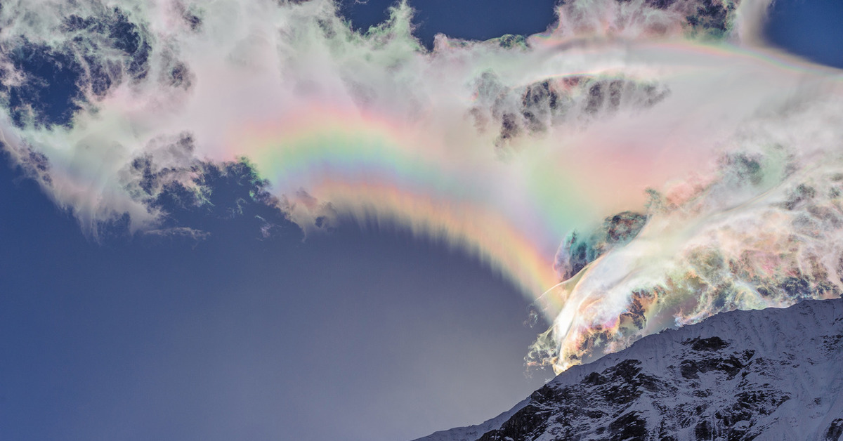 Iz rainbow. Огненная Радуга в Айдахо. Гималаи Радуга. Огненная Радуга природное явление. Радужные облака.