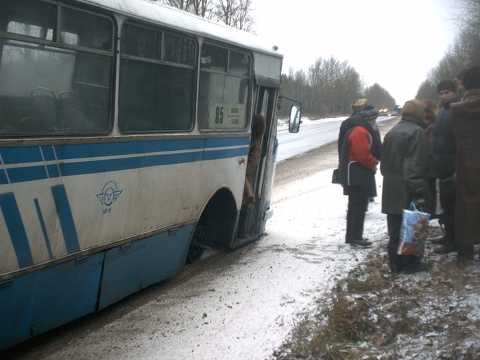 LAZ and a broken wheel - My, Bus, Manhole, Crash, Minsk, Republic of Belarus, , Gatovo, Longpost